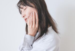 船堀の歯医者、ライフケアデンタルオフィスで、唾液が少ないとどんな問題が起こる？ドライマウスの影響と対策を解説